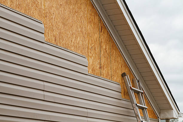 Professional Siding Repair technician working in Babylon, NY